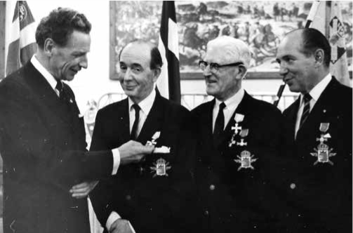 Kamratföreningens hedersmedlem landshövding Gösta Netzén medaljerar Rolf Ståhle, Erik Andersson och Olle Rydner vid årsmötet 1968. 