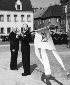 Kamratföreningen mottar standaret den 4 september 1949 i sam- band med firandet av Förvarets Dag på Stortorget i Malmö. Standarförare är Rolf Ståhle. 